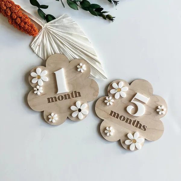 Beige_Wooden_Baby_Milestone_Cards_With_Daisy_Accents_Baby