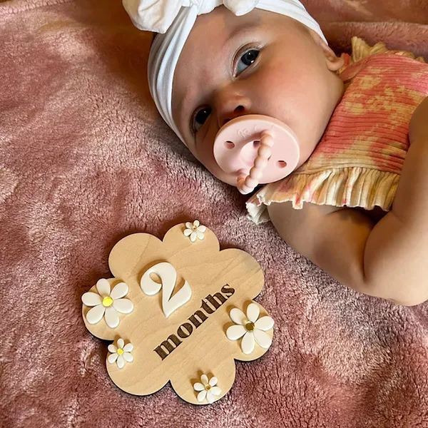 Beige_Wooden_Baby_Milestone_Cards_With_Daisy_Accents_Baby