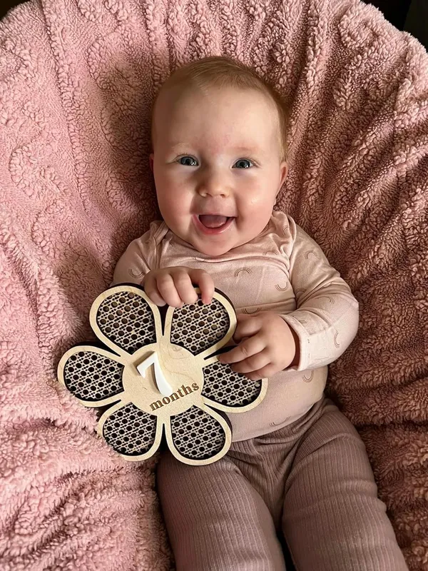 Beige_Double_Sided_Baby_Monthly_Photoshoot_Props_Interchangeable_Numbers_Milestone_Card_Baby