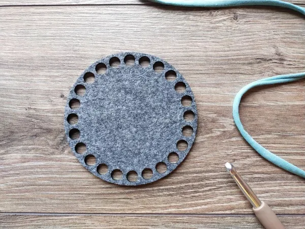 Grey_Felt_Crochet_Bases_Diy_And_Craft