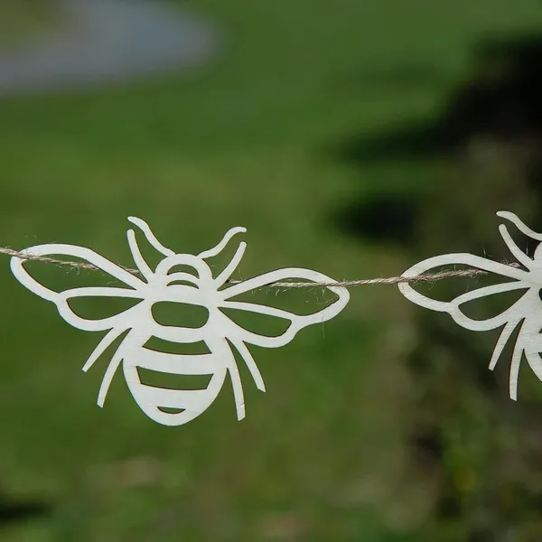 Beige_Wooden_Cutout_Bee_Garland_Bee_Theme_Party_Decorations_Baby