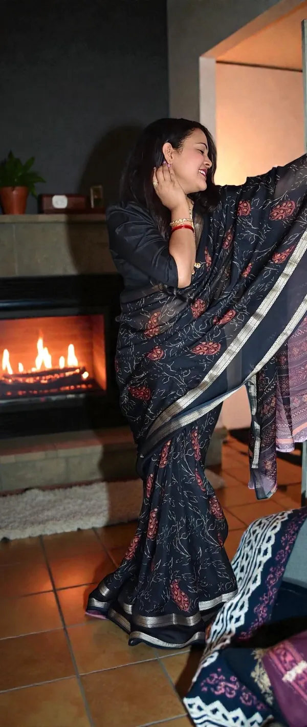 Premium_Black_Georgette_Saree_With_Uniform_Print_And_Matching_Blouse