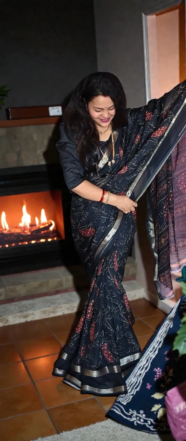 Premium_Black_Georgette_Saree_With_Uniform_Print_And_Matching_Blouse