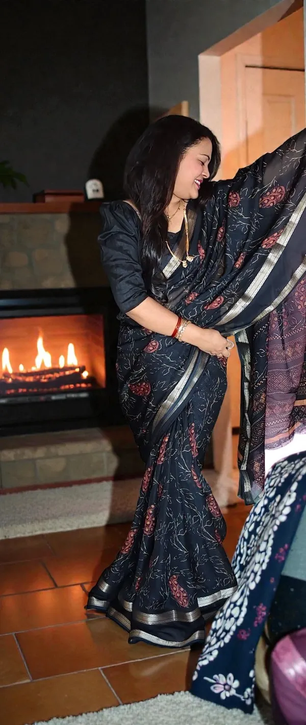 Premium_Black_Georgette_Saree_With_Uniform_Print_And_Matching_Blouse