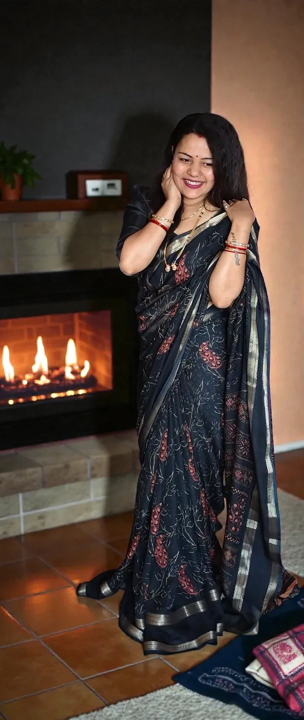 Premium_Black_Georgette_Saree_With_Uniform_Print_And_Matching_Blouse