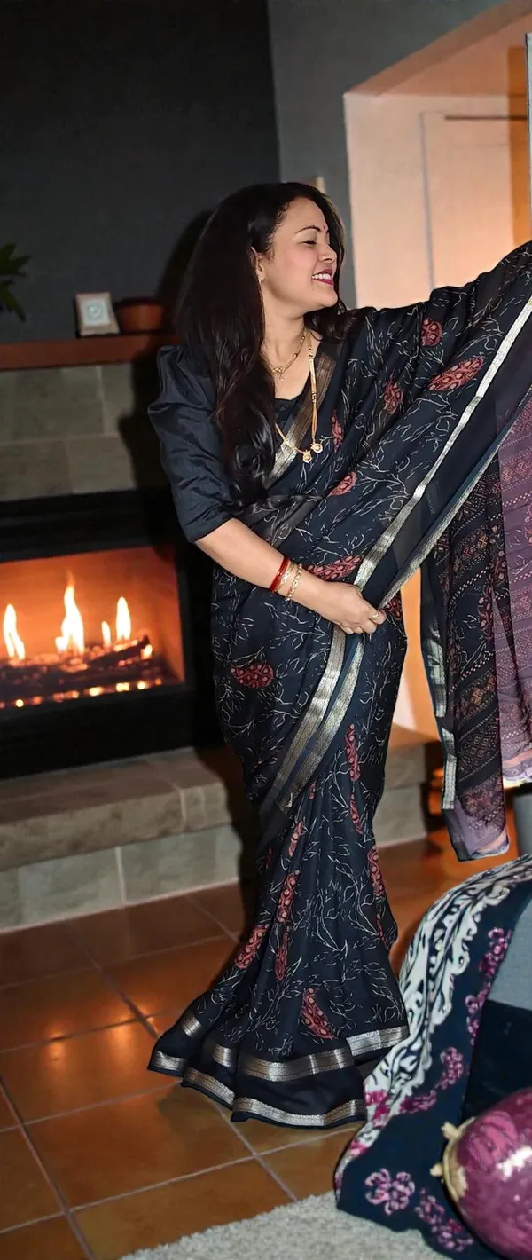 Premium_Black_Georgette_Saree_With_Uniform_Print_And_Matching_Blouse