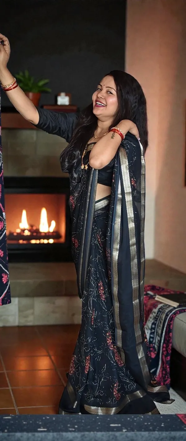 Premium_Black_Georgette_Saree_With_Uniform_Print_And_Matching_Blouse