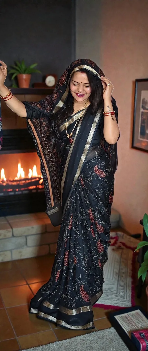 Premium_Black_Georgette_Saree_With_Uniform_Print_And_Matching_Blouse