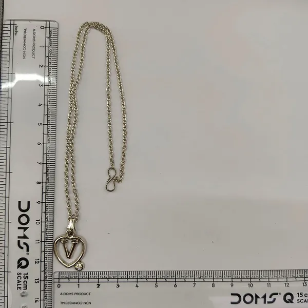 The99jewel_Letter_V_Initial_Chain_Pendant_With_Heart_For_Men_Women_Silver