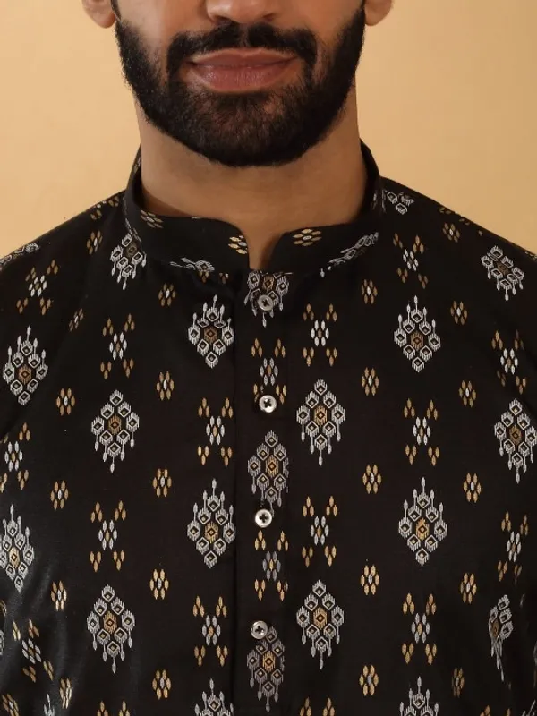 Men's_Black_Printed_Kurta_With_Traditional_Ikat_Pattern