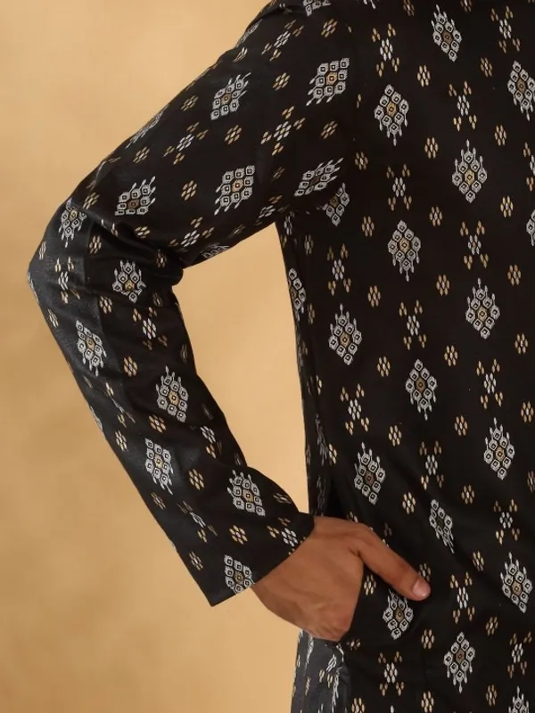 Men's_Black_Printed_Kurta_With_Traditional_Ikat_Pattern