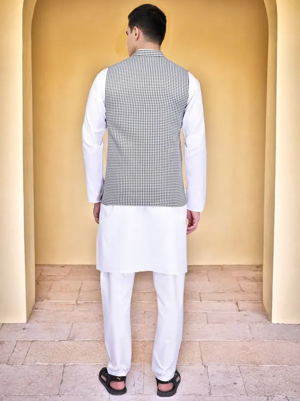 Men's_White_Kurta_Pajama_With_Black_And_White_Checkered_Nehru_Jacket