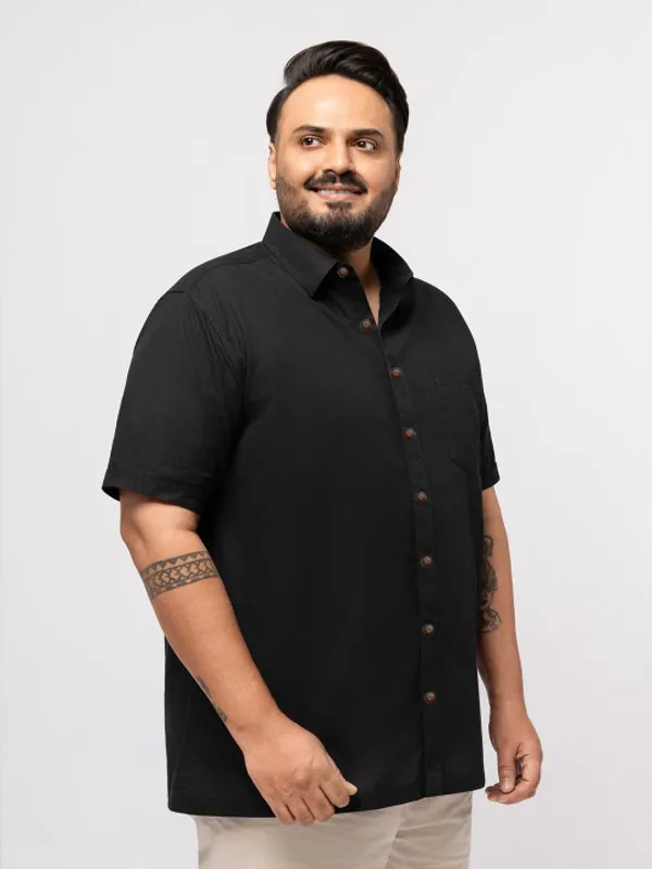 Men's_Black_Short-Sleeve_Shirt_With_Brown_Buttons