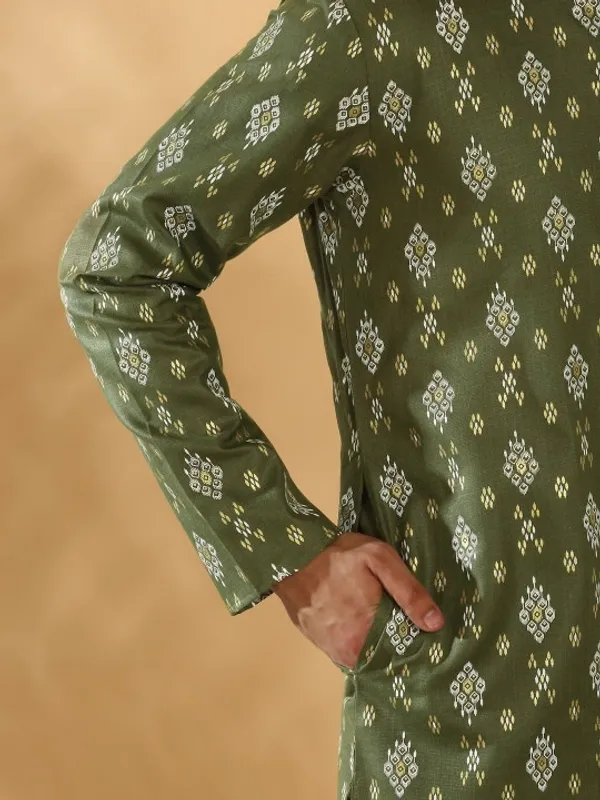 Men's_Olive_Green_Ethnic_Kurta_With_Geometric_Print