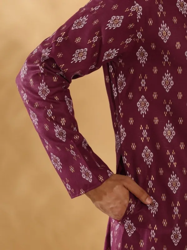 Men's_Maroon_Printed_Cotton_Kurta_With_Mandarin_Collar