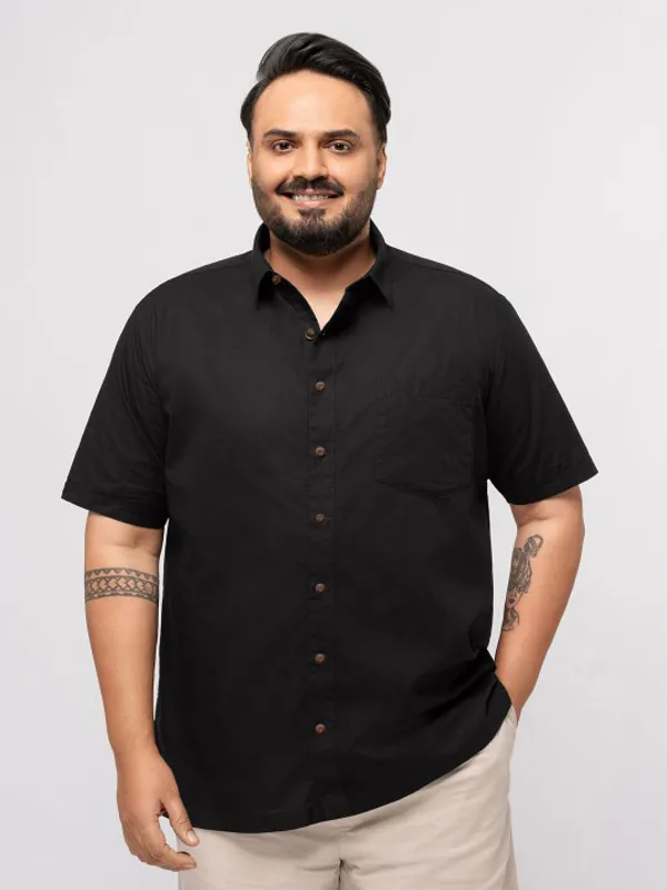 Men's_Black_Short-Sleeve_Shirt_With_Brown_Buttons