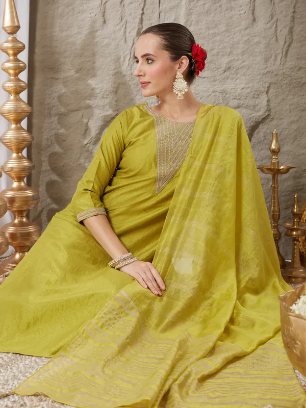 Parrot_Green_Silk_Blend_Embroidered_Kurta_Set_With_Dupatta_For_Women