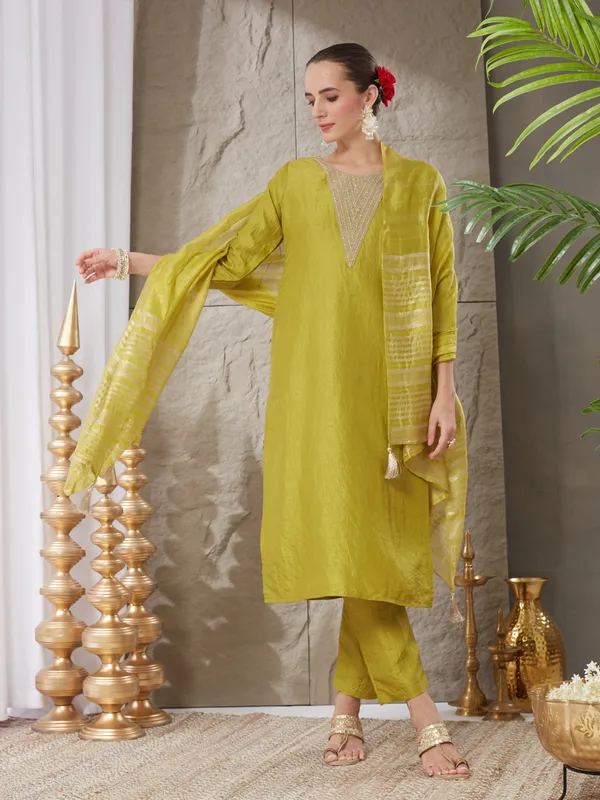 Parrot_Green_Silk_Blend_Embroidered_Kurta_Set_With_Dupatta_For_Women