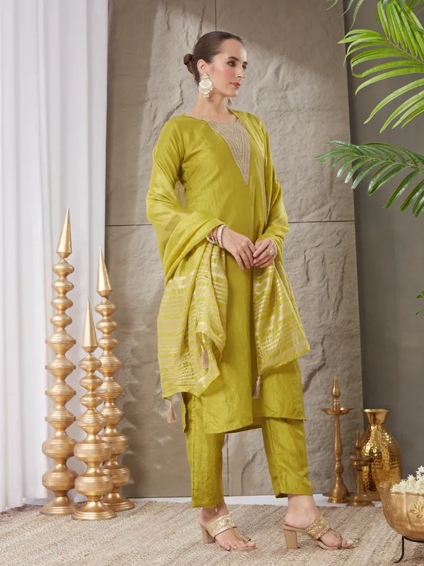Parrot_Green_Silk_Blend_Embroidered_Kurta_Set_With_Dupatta_For_Women