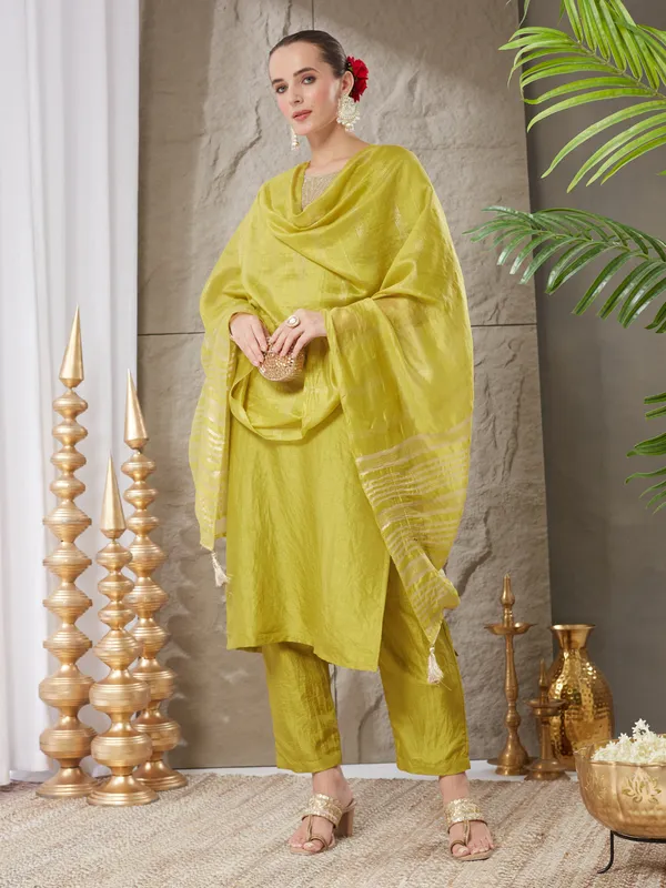 Parrot_Green_Silk_Blend_Embroidered_Kurta_Set_With_Dupatta_For_Women