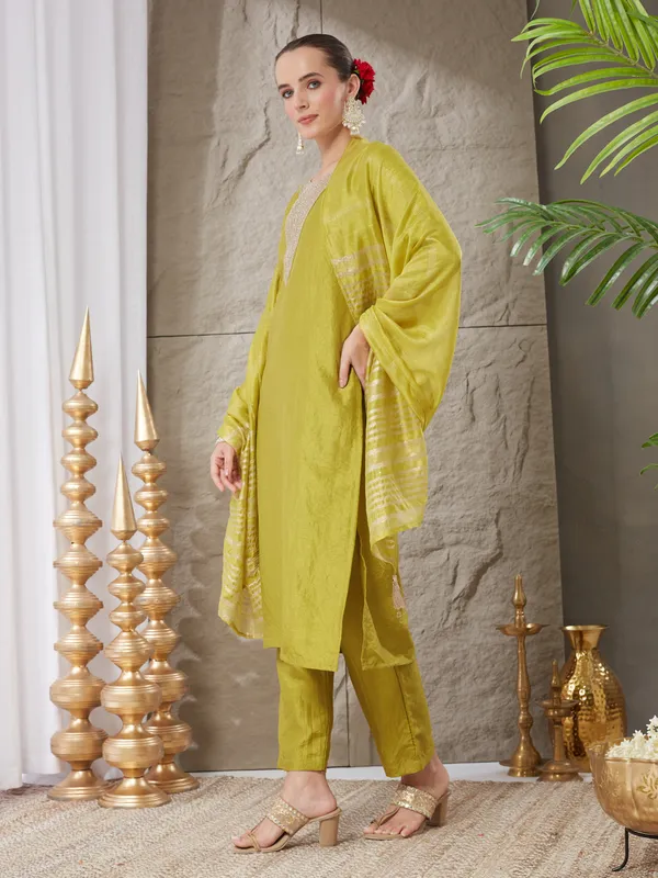 Parrot_Green_Silk_Blend_Embroidered_Kurta_Set_With_Dupatta_For_Women