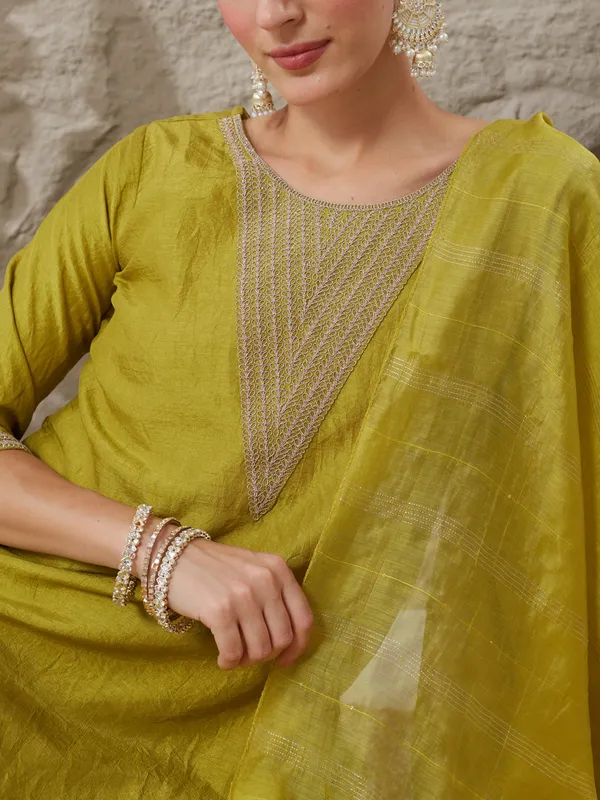 Parrot_Green_Silk_Blend_Embroidered_Kurta_Set_With_Dupatta_For_Women