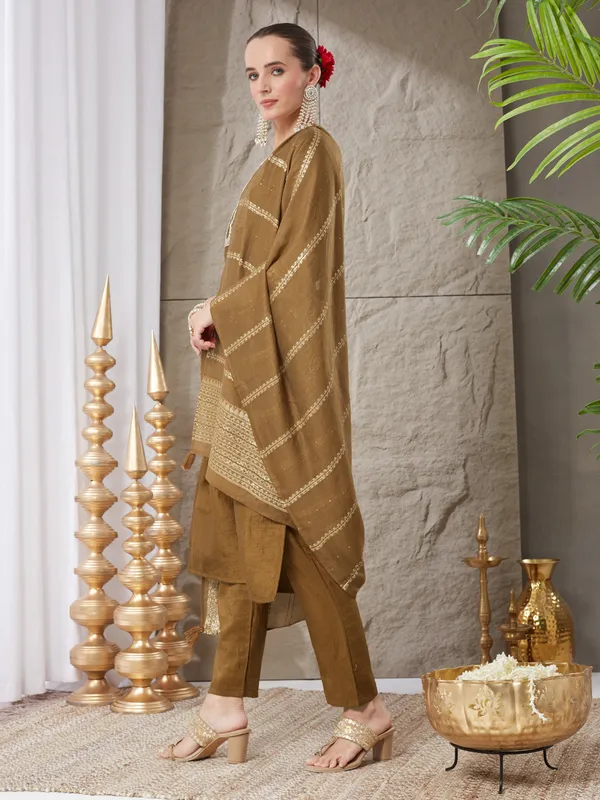 Mehendi_Silk_Blend_Embroidered_Kurta_Set_With_Dupatta_For_Women