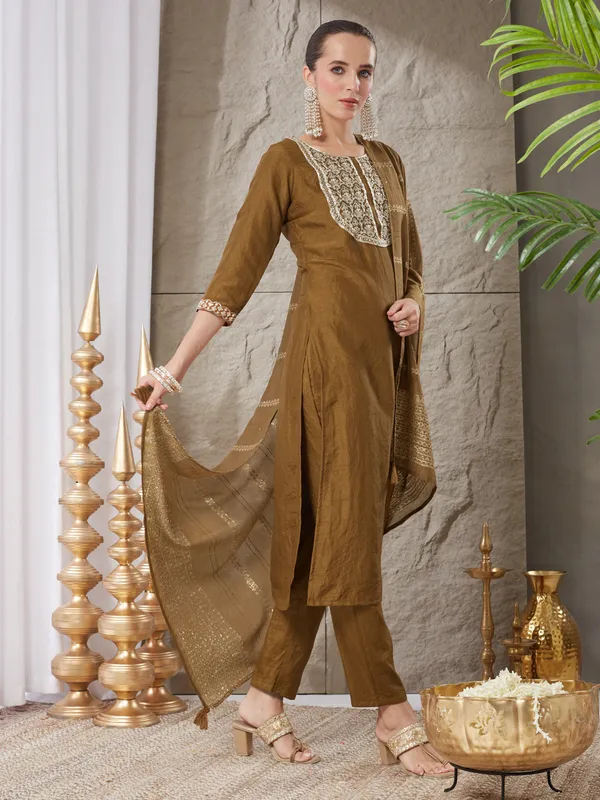 Mehendi_Silk_Blend_Embroidered_Kurta_Set_With_Dupatta_For_Women