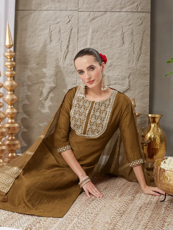Mehendi_Silk_Blend_Embroidered_Kurta_Set_With_Dupatta_For_Women