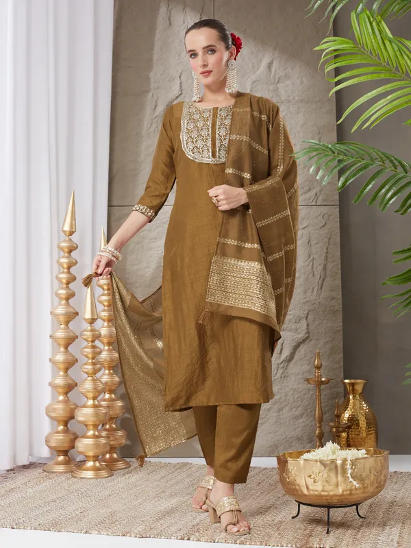 Mehendi_Silk_Blend_Embroidered_Kurta_Set_With_Dupatta_For_Women
