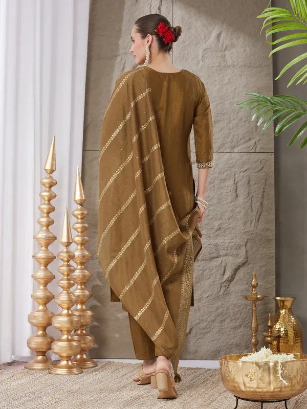 Mehendi_Silk_Blend_Embroidered_Kurta_Set_With_Dupatta_For_Women
