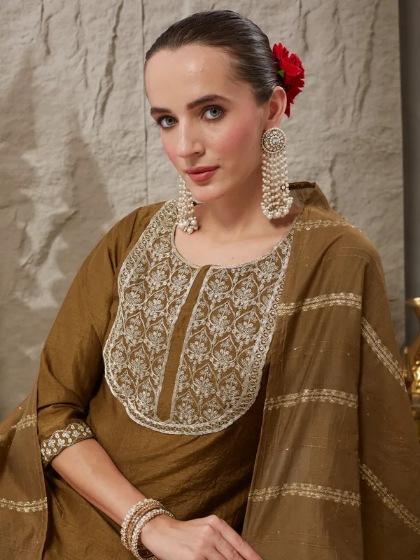Mehendi_Silk_Blend_Embroidered_Kurta_Set_With_Dupatta_For_Women