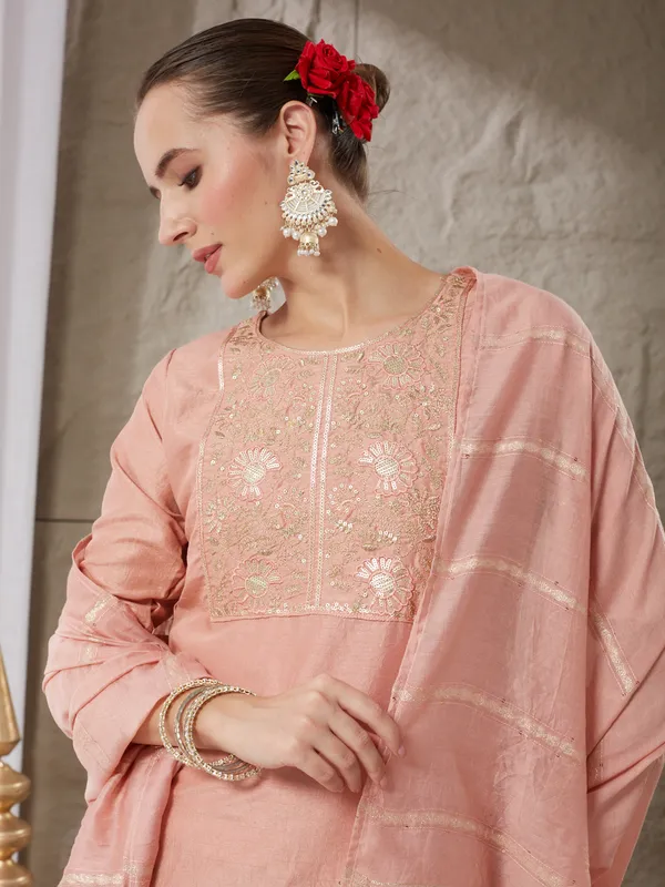 Peach_Silk_Blend_Embroidered_Kurta_Set_With_Dupatta_For_Women