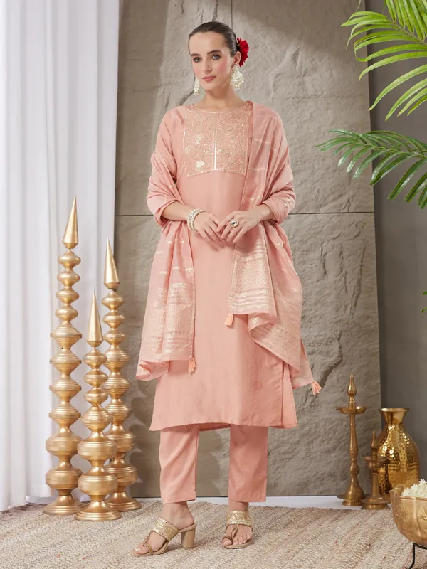 Peach_Silk_Blend_Embroidered_Kurta_Set_With_Dupatta_For_Women