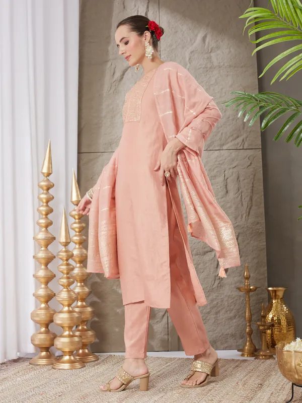 Peach_Silk_Blend_Embroidered_Kurta_Set_With_Dupatta_For_Women