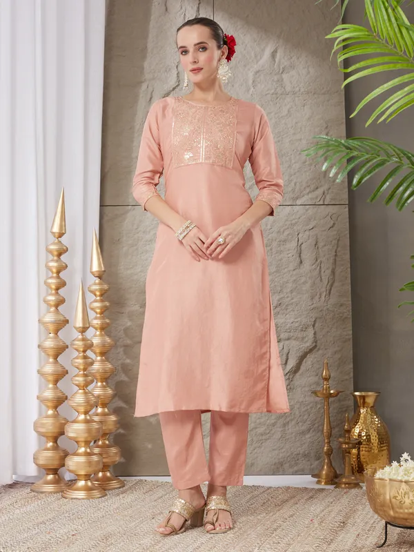 Peach_Silk_Blend_Embroidered_Kurta_Set_With_Dupatta_For_Women