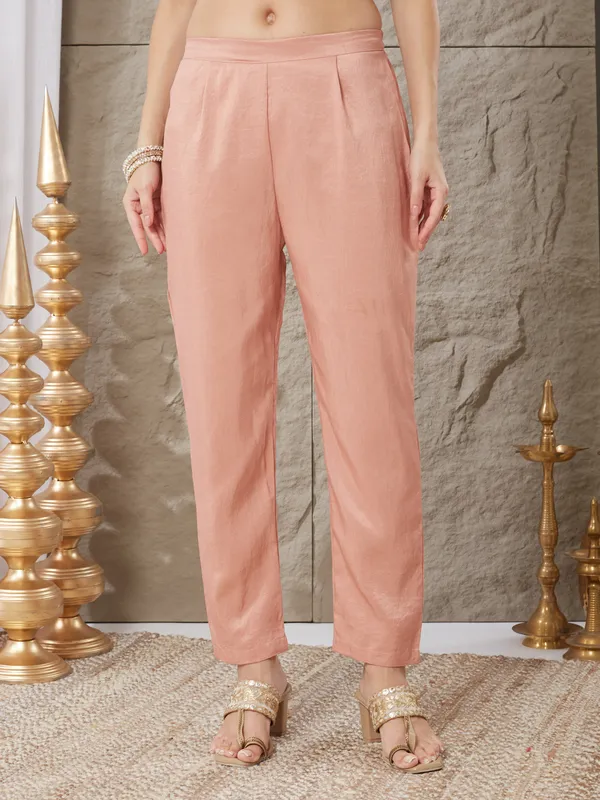 Peach_Silk_Blend_Embroidered_Kurta_Set_With_Dupatta_For_Women