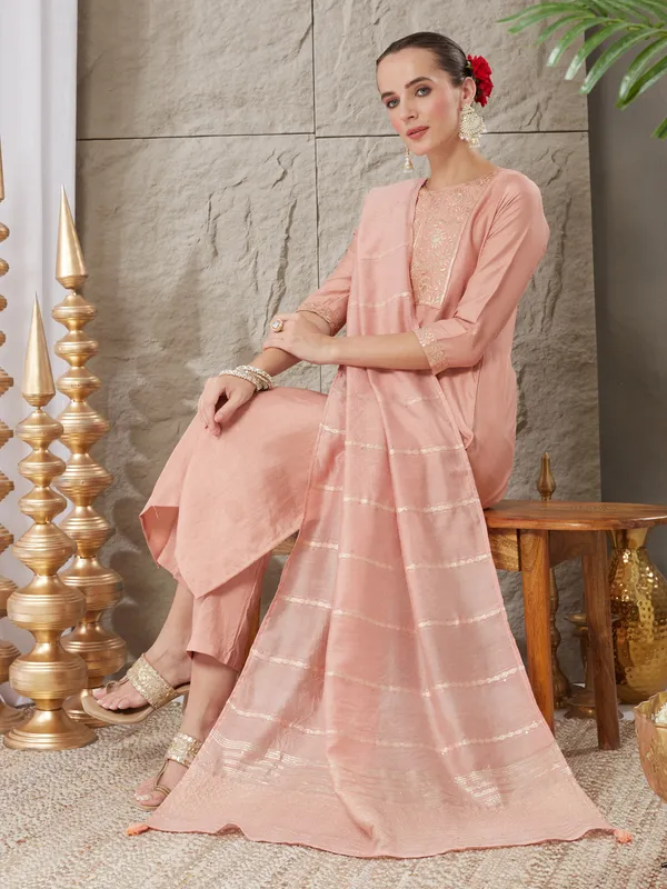 Peach_Silk_Blend_Embroidered_Kurta_Set_With_Dupatta_For_Women