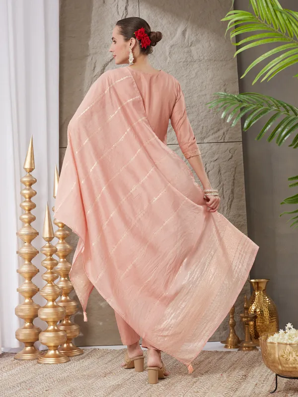 Peach_Silk_Blend_Embroidered_Kurta_Set_With_Dupatta_For_Women
