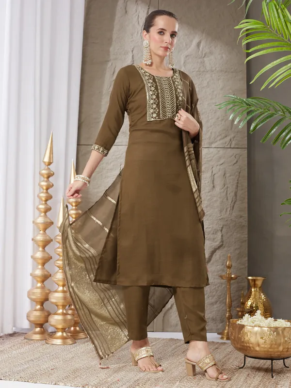 Mehendi_Cotton_Blend_Embroidered_Kurta_Set_With_Dupatta_For_Women
