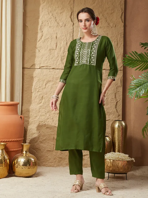 Green_Cotton_Blend_Embroidered_Kurta_Set_With_Dupatta_For_Women