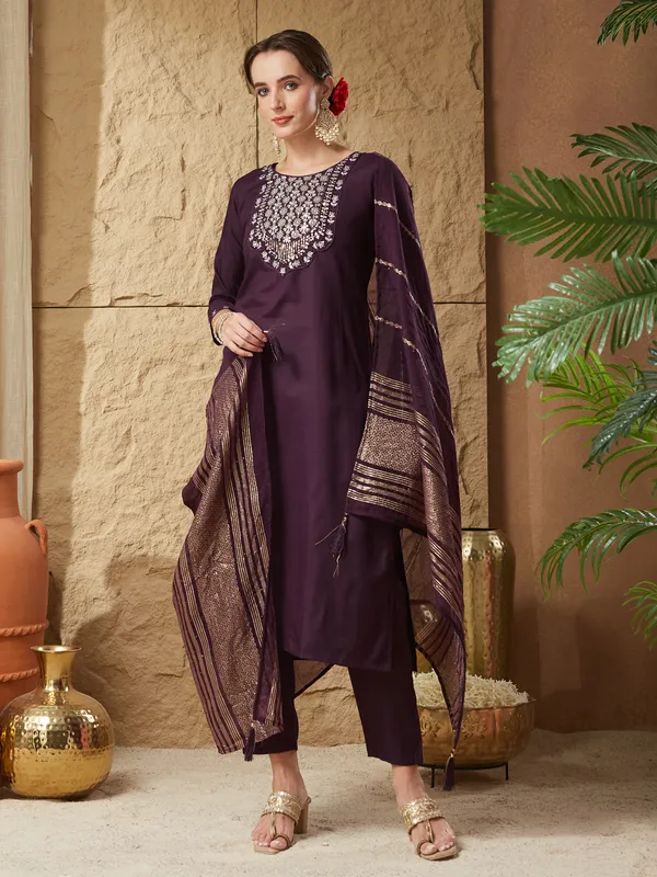 Violet_Cotton_Blend_Embroidered_Kurta_Set_With_Dupatta_For_Women