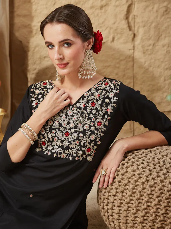 Black_Nylon_Silk_Embroidered_Kurta_Set_For_Women