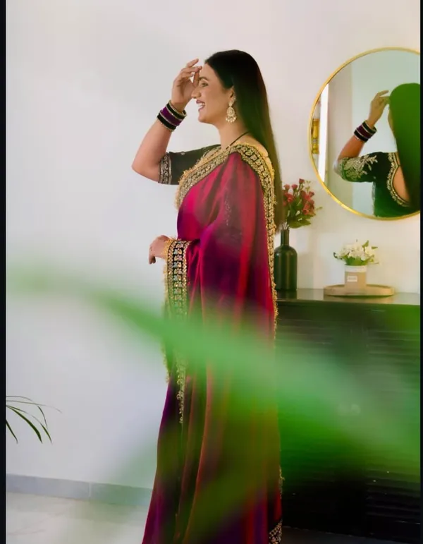 Elegant_Magenta_Saree_With_Embroidered_Black_Blouse