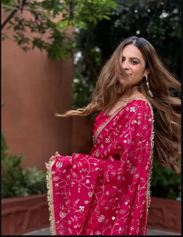 Red_Embroidered_Floral_Saree_With_Golden_Border