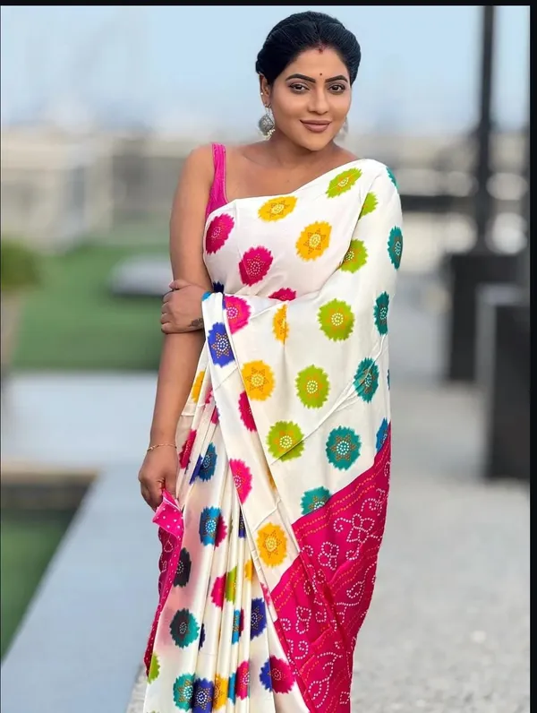 White_Floral_Print_Saree_With_Pink_Bandhani_Border