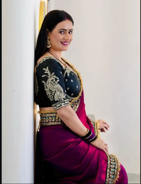 Elegant_Magenta_Saree_With_Embroidered_Black_Blouse