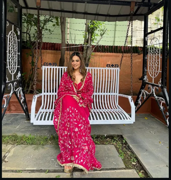 Most_Trendy_Two_Tone_Satin_Silk_Embroidery_Work_Sarees