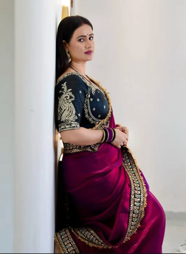 Elegant_Magenta_Saree_With_Embroidered_Black_Blouse