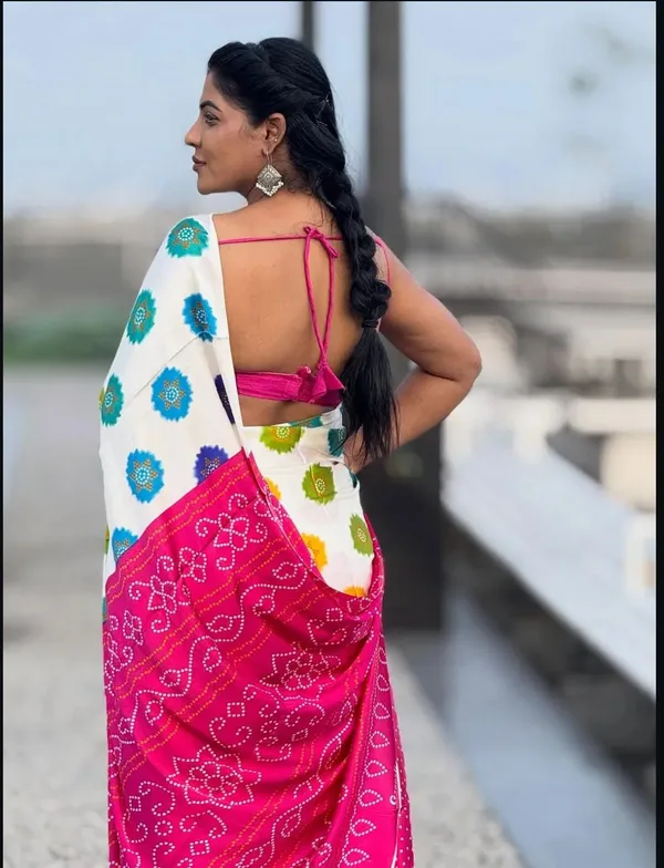 White_Floral_Print_Saree_With_Pink_Bandhani_Border